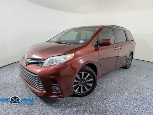 Used 2019 Toyota Sienna XLE w/ XLE Navigation Package AWD/4WD image 3