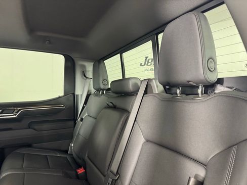 Used 2025 Chevrolet Silverado 1500 LT Trail Boss w/ Convenience Package II AWD/4WD image 28