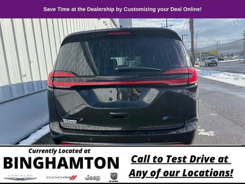 Used 2023 Chrysler Pacifica Touring-L w/ S Appearance Package image 8