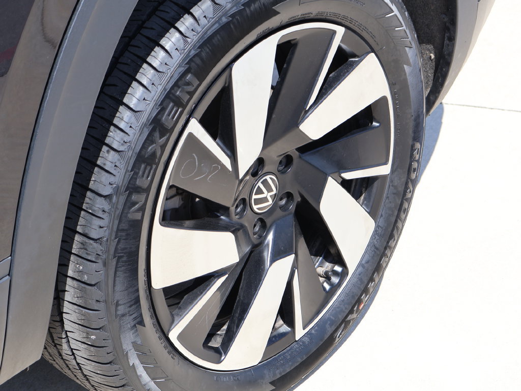 Used 2025 Volkswagen Atlas Cross Sport SE FWD image 40