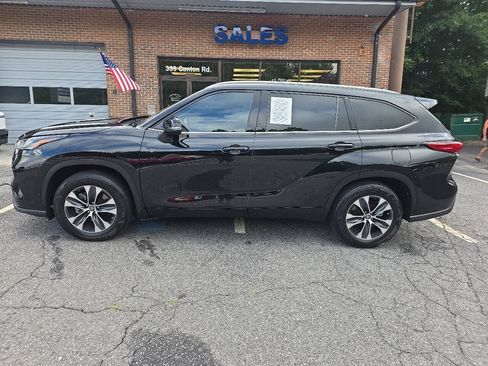 Used 2021 Toyota Highlander XLE FWD image 3