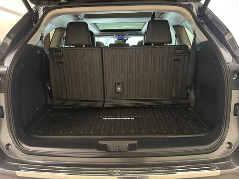 Used 2025 Toyota Highlander Platinum AWD/4WD image 31
