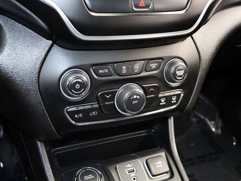 Used 2020 Jeep Cherokee Latitude w/ Cold Weather Group image 20