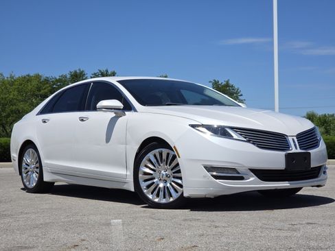 Used 2013 Lincoln MKZ FWD image 2