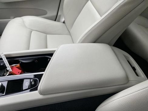 Used 2023 Volvo XC60 B5 Plus image 21
