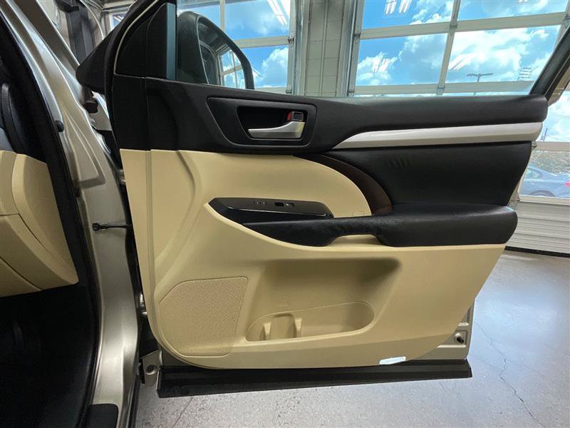Used 2015 Toyota Highlander XLE FWD image 31