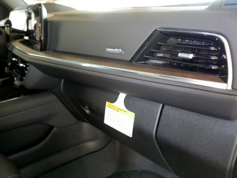 Used 2025 Chevrolet Suburban High Country image 30