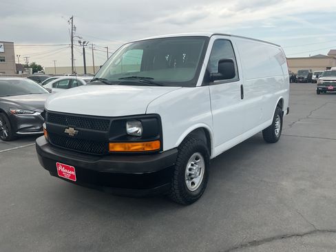 Used 2017 Chevrolet Express 2500 RWD image 2