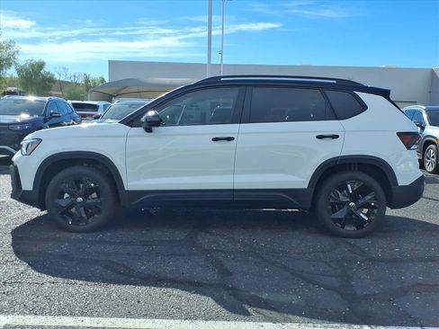 New 2026 Volkswagen Taos SE image 3