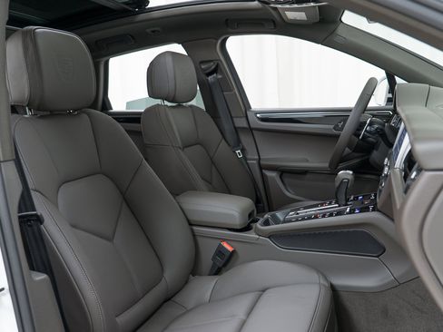 New 2026 Porsche Macan AWD/4WD image 27