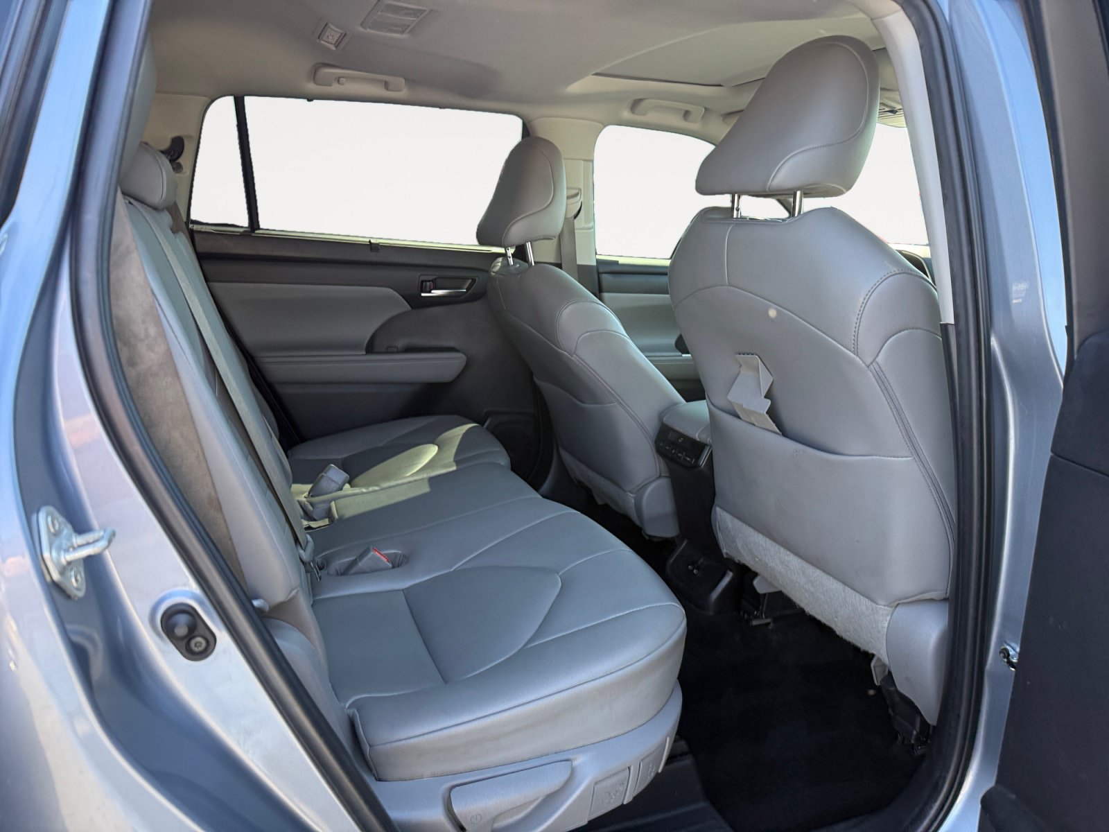 Used 2023 Toyota Highlander XLE AWD/4WD image 18