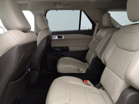 Used 2020 Ford Explorer Platinum w/ Premium Technology Package image 18