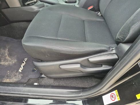 Used 2018 Toyota RAV4 LE FWD image 11