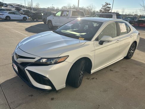 Certified 2023 Toyota Camry SE image 3