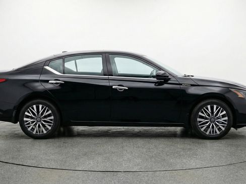 Used 2025 Nissan Altima 2.5 SV image 11