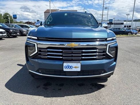 Used 2025 Chevrolet Suburban Premier AWD/4WD image 8