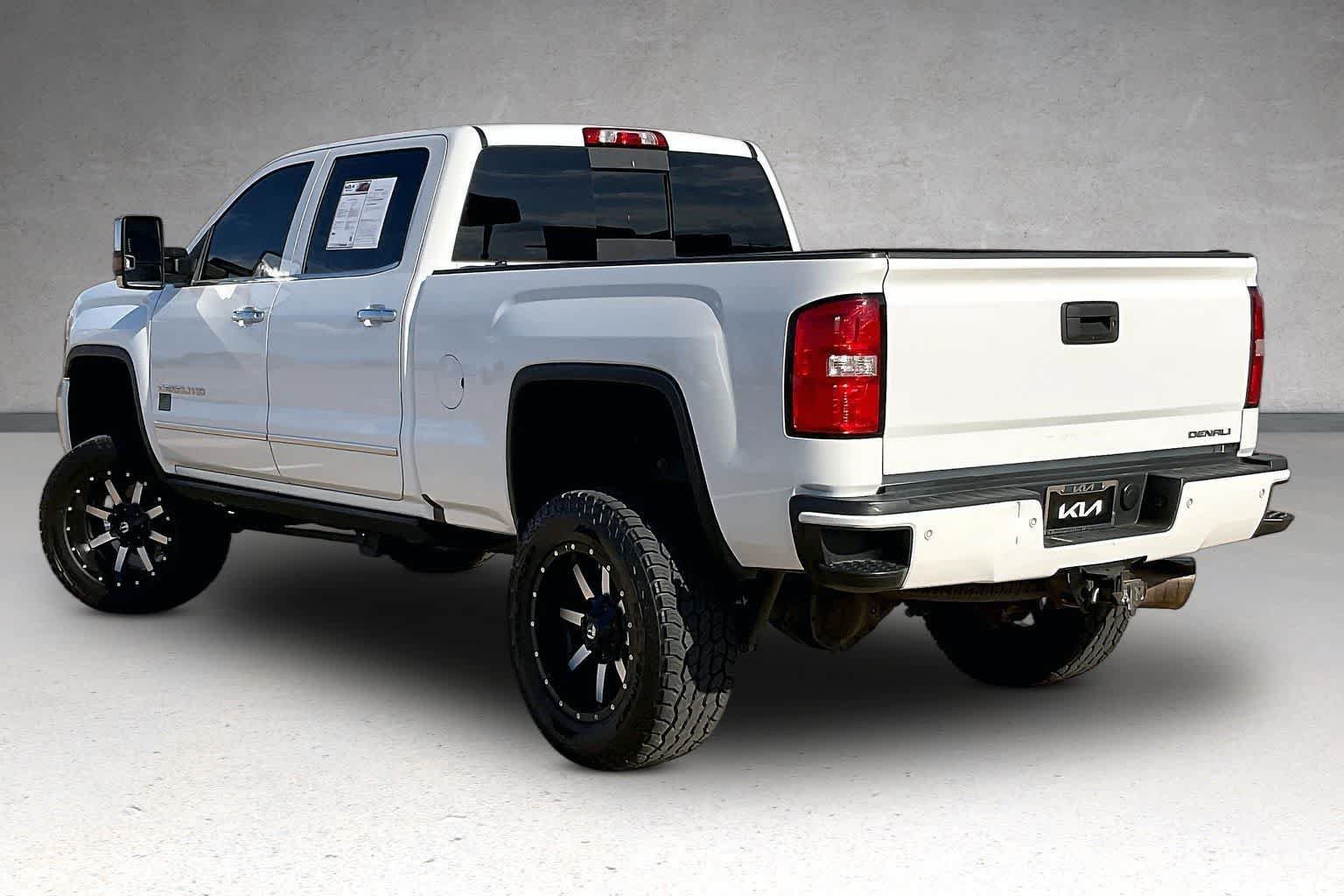 Used 2017 GMC Sierra 2500 Denali w/ Duramax Plus Package AWD/4WD image 4