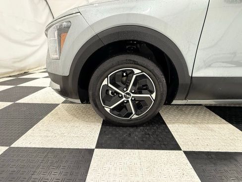 Used 2023 Kia Niro EX image 9