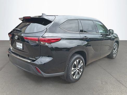 Used 2022 Toyota Highlander XLE AWD/4WD image 4