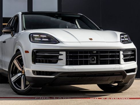 Certified 2025 Porsche Cayenne S AWD/4WD image 9