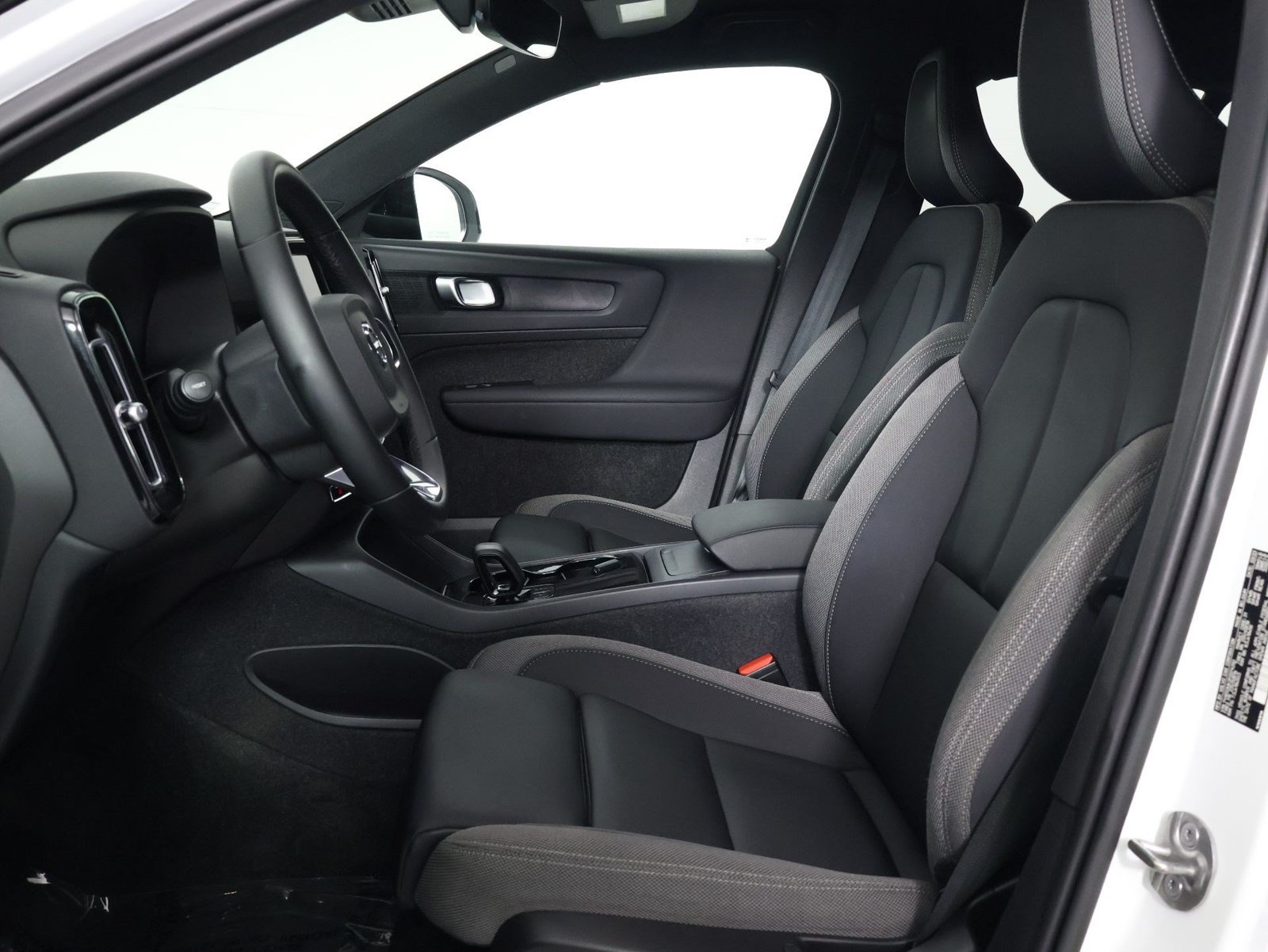 Certified 2023 Volvo XC40 Recharge Core AWD/4WD image 29