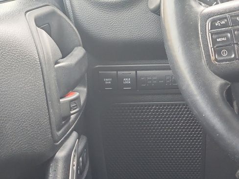 Used 2018 Jeep Wrangler Unlimited Rubicon w/ Connectivity Group AWD/4WD image 13