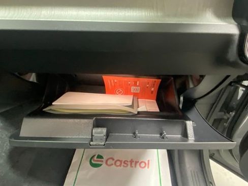 Used 2025 Volvo XC40 B5 Core image 30