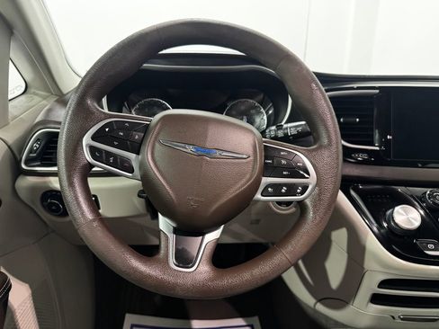 Used 2020 Chrysler Pacifica Touring w/ Advanced Safetytec Group FWD image 4