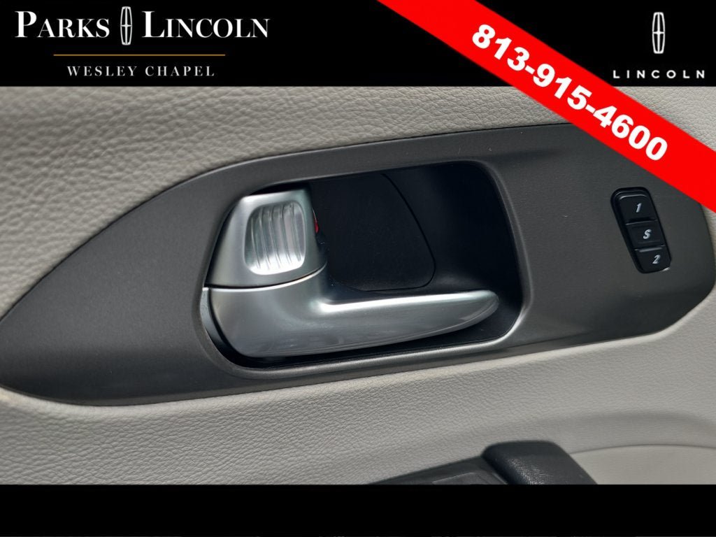 Used 2021 Chrysler Pacifica Touring-L w/ Uconnect Theater Family Group FWD image 18