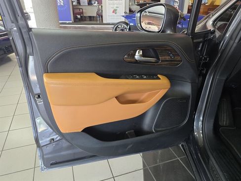 Used 2022 Chrysler Pacifica Pinnacle FWD image 7