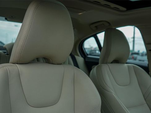 Used 2018 Volvo S60 T5 Dynamic w/ Vision Package image 30