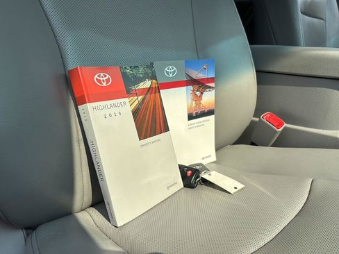 Used 2013 Toyota Highlander Limited AWD/4WD image 18