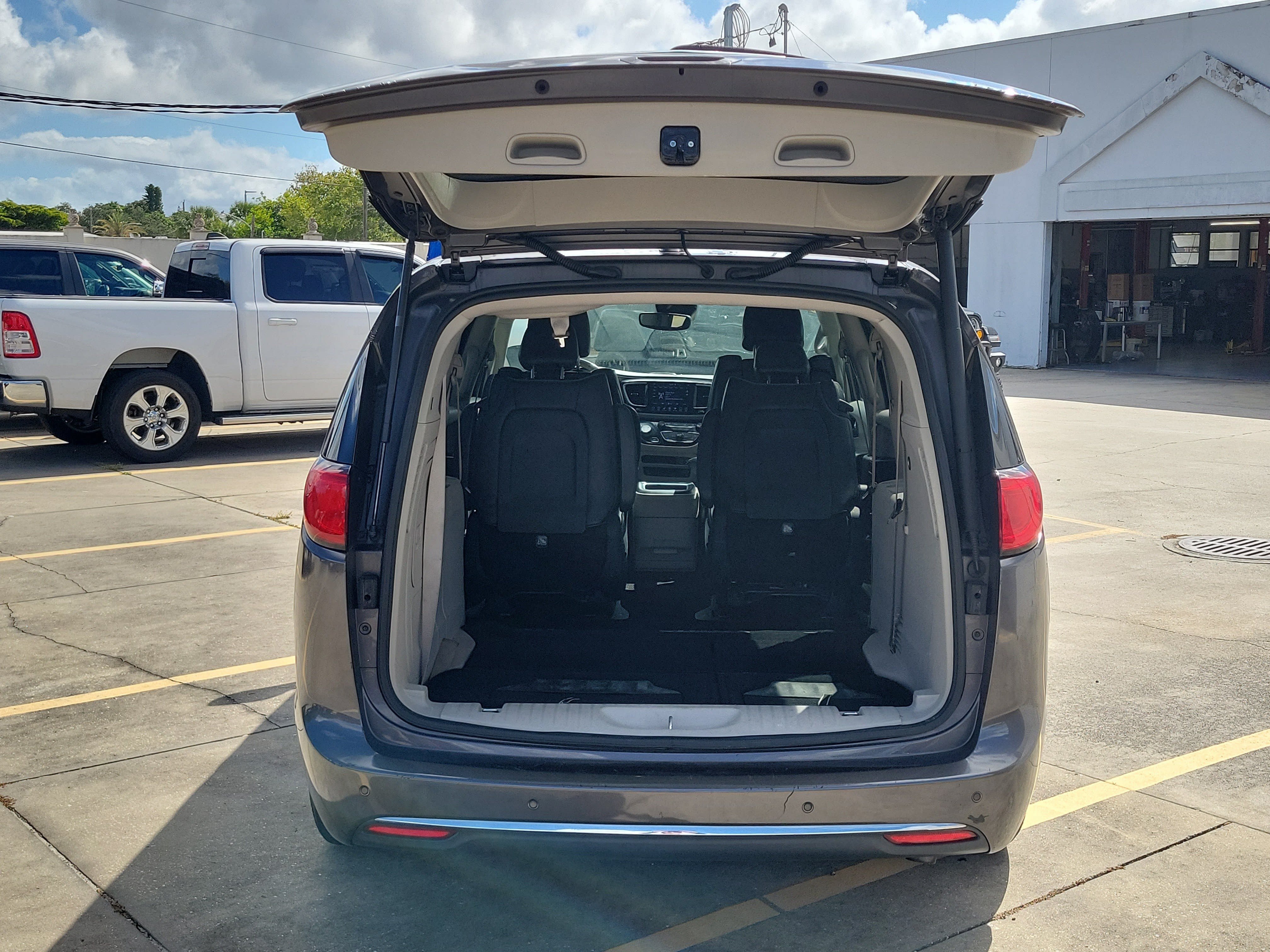 Used 2018 Chrysler Pacifica Limited w/ Advanced Safetytec Group FWD image 7