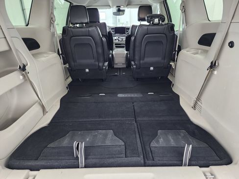 Used 2024 Chrysler Pacifica Touring-L image 28