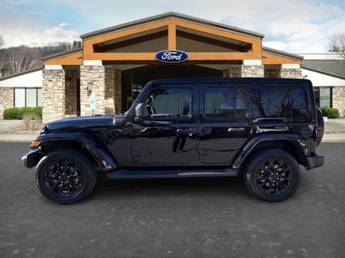 Used 2022 Jeep Wrangler Unlimited Sahara w/ Cold Weather Group image 7
