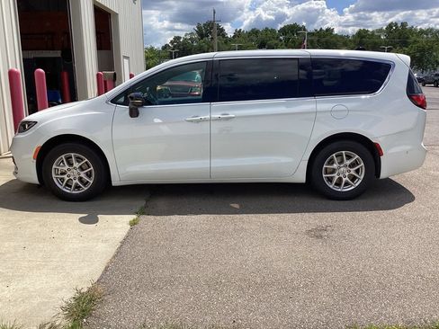 Used 2025 Chrysler Pacifica Select FWD image 4