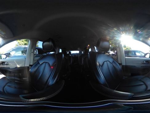 Used 2023 Chrysler Pacifica Touring-L FWD image 40