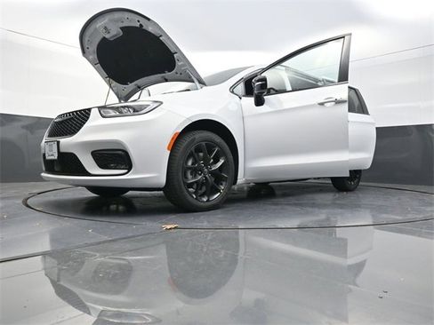 New 2026 Chrysler Pacifica Select image 27