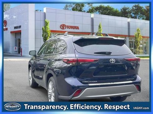 Used 2024 Toyota Highlander Platinum FWD image 8