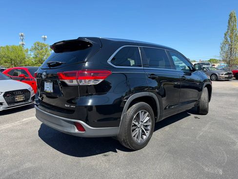 Used 2017 Toyota Highlander XLE AWD/4WD image 3