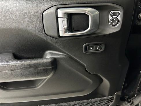 Used 2022 Jeep Wrangler Unlimited Rubicon w/ LED Lighting Group AWD/4WD image 17