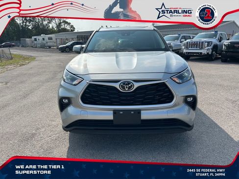 Used 2023 Toyota Highlander XLE FWD image 2