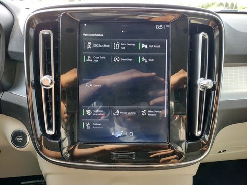 Used 2020 Volvo XC40 T4 Momentum FWD image 4