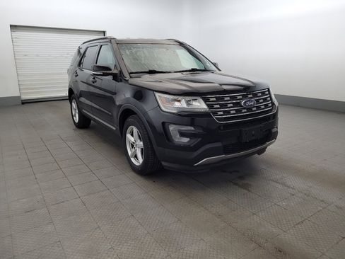 Used 2017 Ford Explorer XLT w/ Equipment Group 201A AWD/4WD image 13