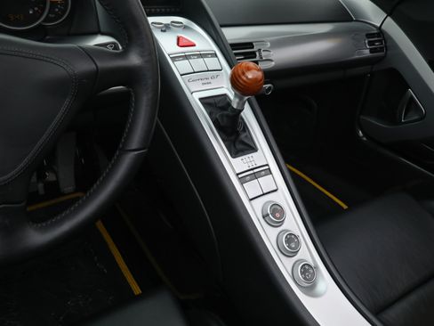 Used 2005 Porsche Carrera GT RWD image 33