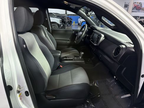 Used 2020 Toyota Tacoma TRD Sport AWD/4WD image 23