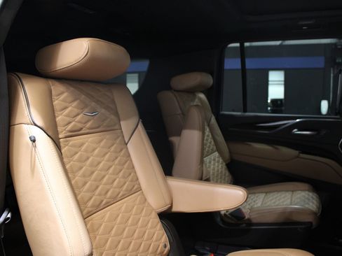 Used 2023 Cadillac Escalade ESV Premium Luxury w/ Performance Package AWD/4WD image 21