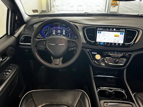 Certified 2023 Chrysler Pacifica Limited w/ Uconnect Theater Family Group FWD image 16