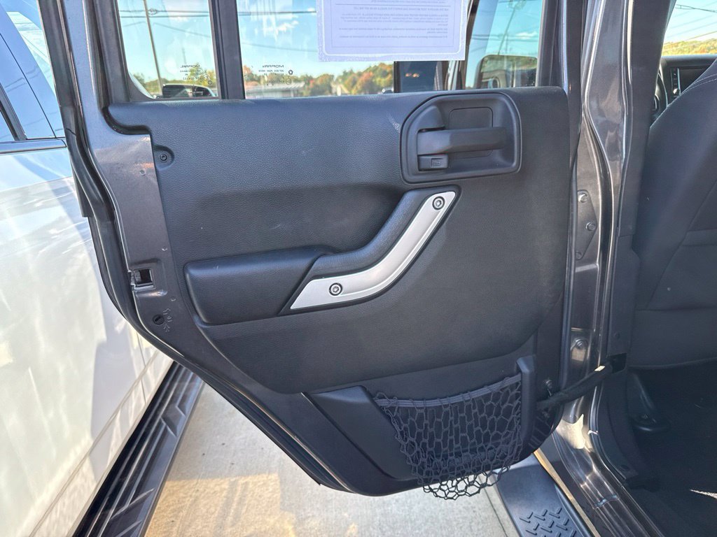 Used 2017 Jeep Wrangler Unlimited Sahara w/ Connectivity Group AWD/4WD image 45