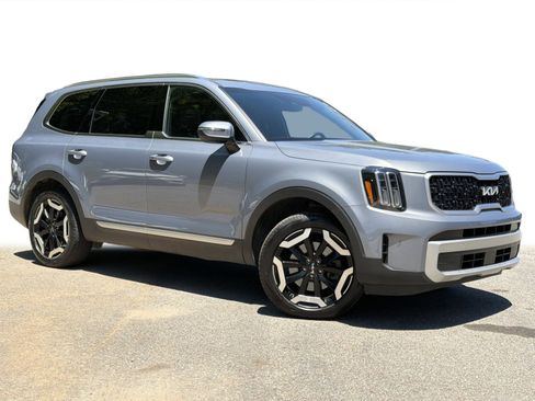 Used 2024 Kia Telluride EX w/ EX Captain's Chair Package AWD/4WD image 2